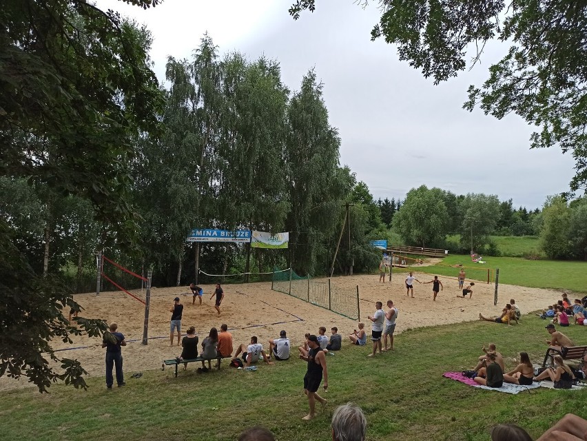 Międzyzakładowy Turniej Siatkówki Plażowej w Brzuzem. Najlepsza drużyna z Syberii. Zobacz zdjęcia