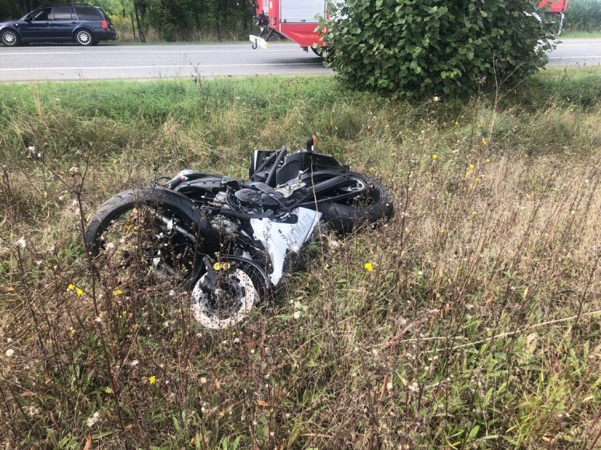 W czwartek rano samochód osobowy zderzył się z autobusem. Dwie osoby zostały ranne. Dzień wcześniej motocykl zderzył się z BMW [FOTO]