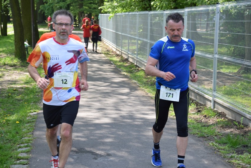 Tomek Pawłowski przebiegł wspólnie ze swoimi biegowymi przyjaciółmi swój 100 maraton