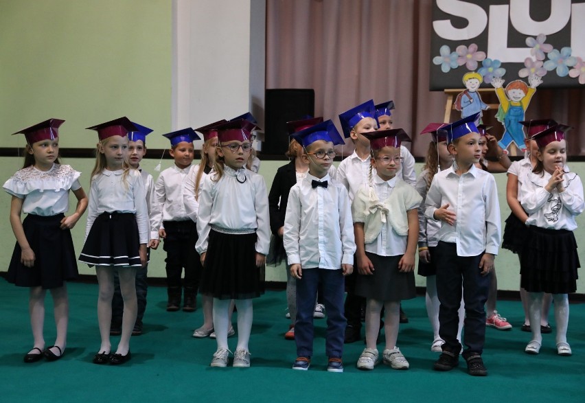 Ślubowanie uczniów klas pierwszych w SP nr 11 w Piotrkowie