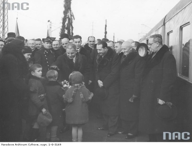 Choć jeszcze z początku XX wieku nie były miastami, Otwock, Żyrardów, Pruszków  i Piaseczno stanowiły prężnie rozwijające się i szybko bogacące osady. Zobacz, jak prezentowały się jeszcze sto lat temu i co zmieniło w ich historii nadanie praw miejskich.