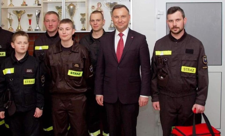 Strażacy z gminy Herby otrzymali prezent od Andrzeja Dudy. Prezydent RP podarował im torby PSP R0 ZDJĘCIA