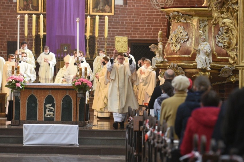 Msza krzyżma w katedrze św. Janów w Toruniu