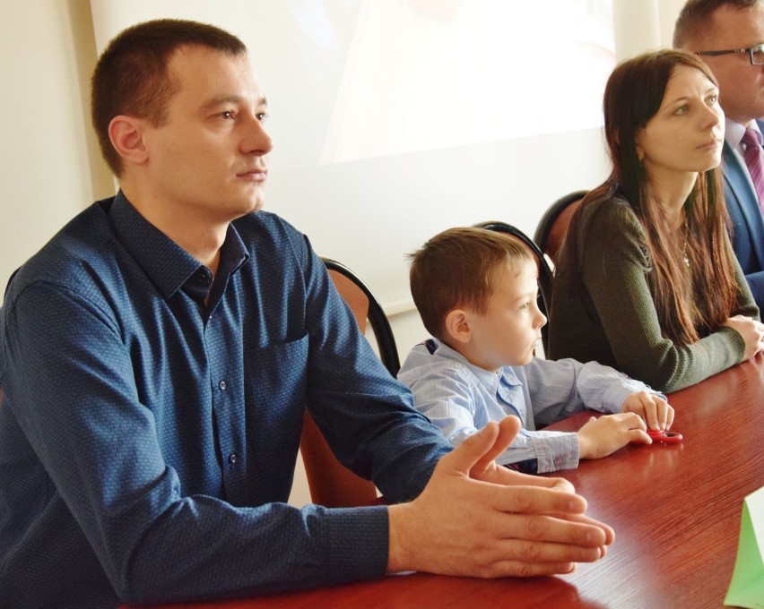 Polska rodzina z Kazachstanu powitana w Sieradzu. Nowi mieszkańcy to Konstantin, Yekaterina i Grigoriy Shaikhutdinovowie