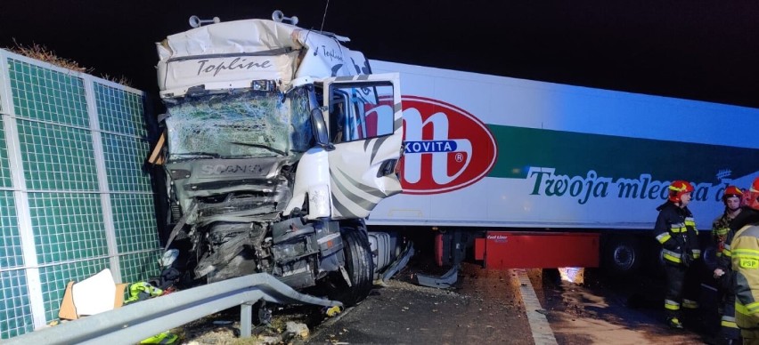 Wypadek na S8. Ciężarówka wjechała w autobus. Droga w stronę stolicy zablokowana. Utrudnienia potrwają do godz. 11