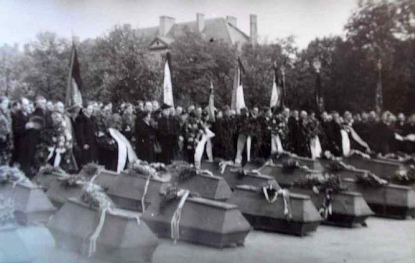 Uroczysty pogrzeb ofiar "krwawej nocy" w październiku 1945...