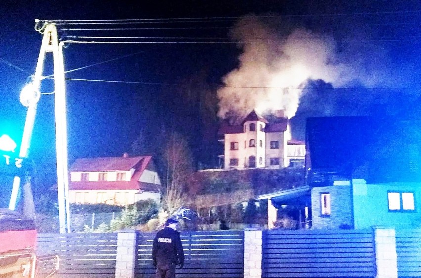 W mrozie i ciemnościach nocy strażacy walczyli z pożarem domu w dolinie Popradu