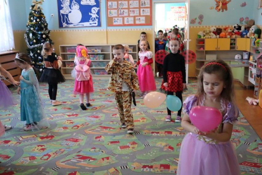 Wielki karnawałowy bal kostiumowy w przedszkolu w Wilczyskach. To była wspaniała zabawa dla wszystkich