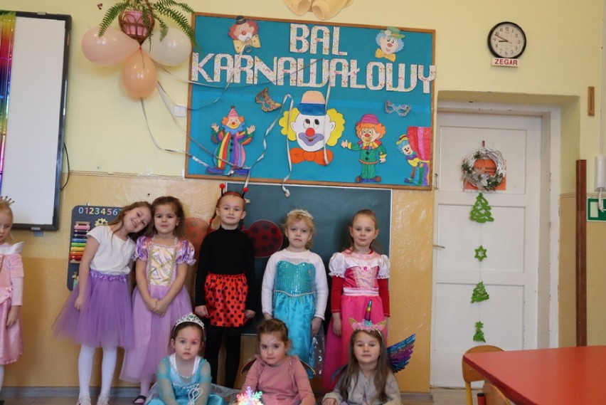 Wielki karnawałowy bal kostiumowy w przedszkolu w Wilczyskach. To była wspaniała zabawa dla wszystkich