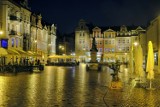 Tak wygląda wyremontowany Stary Rynek w Poznaniu nocą. Jest pięknie nawet w deszczu. Zobacz!