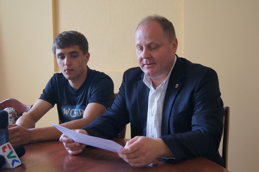 Burmistrz Wielunia złożył gratulacje wicemistrzowi Europy w triathlonie Kamilowi Magottowi