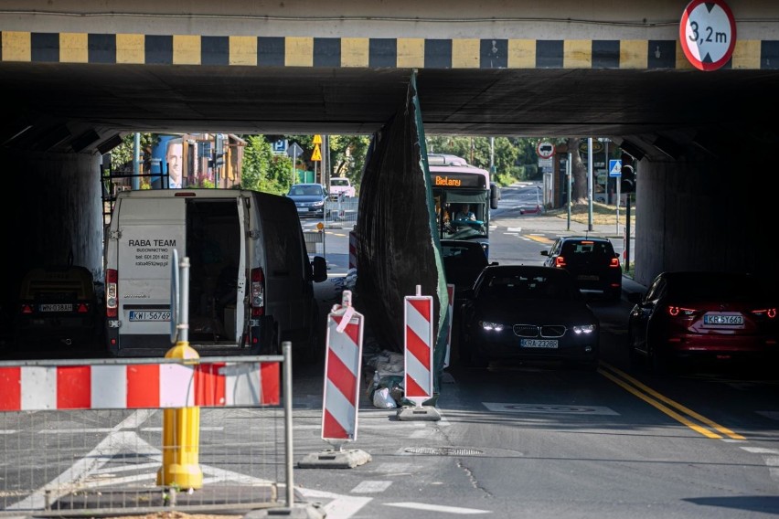 Kraków. Ogromne utrudnienia dla kierowców na północy. Korki z powodu remontów wiaduktów kolejowych [ZDJĘCIA]