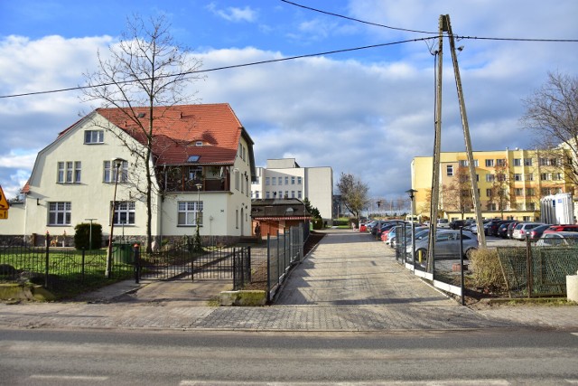 Nowy dojazd do parkingu przy PCPR i nowy parking przy Pałuckim Centrum Zdrowia w Żninie.