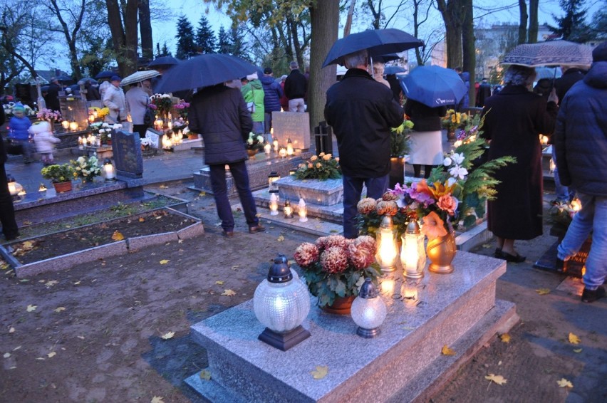 Śremskie cmentarze po zmroku - 1 listopada 2017