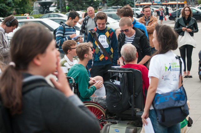 Happening pod Pałacem Kultury. Niepełnosprawni nie mogą dostać się do Kinoteki [ZDJĘCIA]