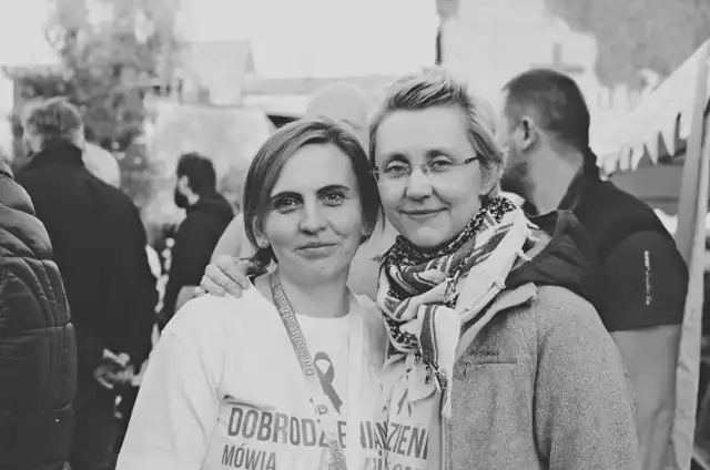 Anna Gajda (1982-2019, na zdjęciu z prawej) była lubianą nauczycielką języka angielskiego. Cały Dobrodzień pomagał jej w chorobie.