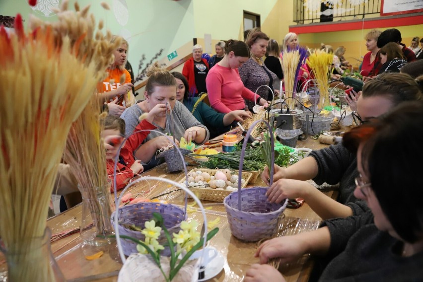 Warsztaty "Wielkanocne inspiracje KGW" w Krężnej. Uczestniczki stworzyły świąteczne stroiki i koszyczki ZDJĘCIA