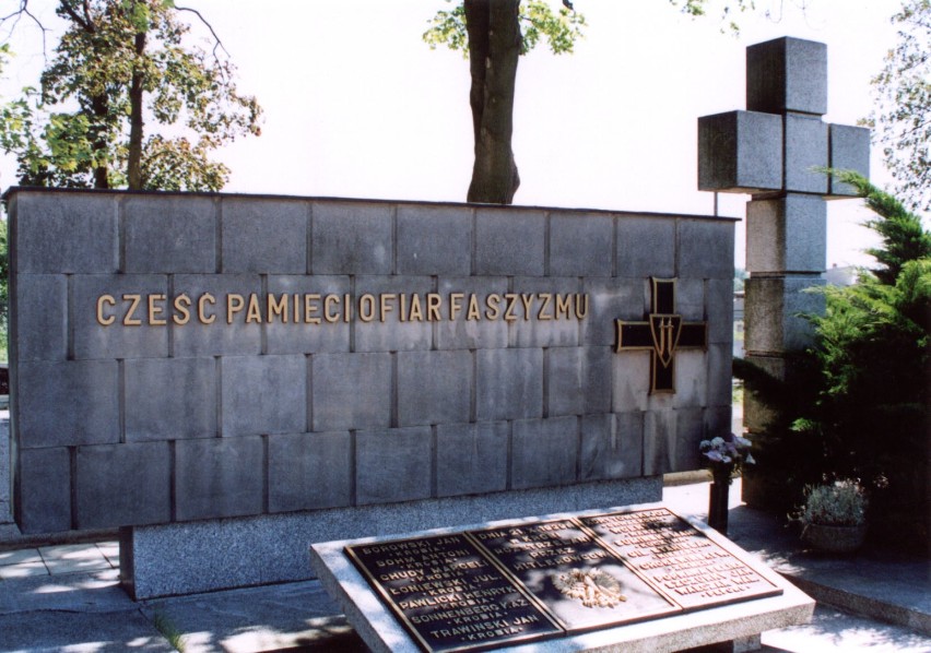 Pomnik znajduje się na cmentarzu katolickim w Krobi przy ul....