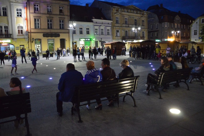 Fontanna na rynku w Rawiczu już działa. W Dzień Dziecka włączono ją po raz pierwszy [ZDJĘCIA]