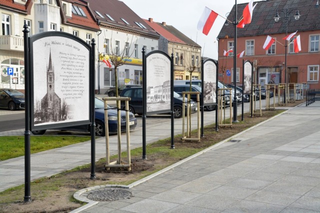 Tablice historyczne można wykorzystać z obu stron, a plac ożywiłyby kwiaty - uważają sępoleńscy radni