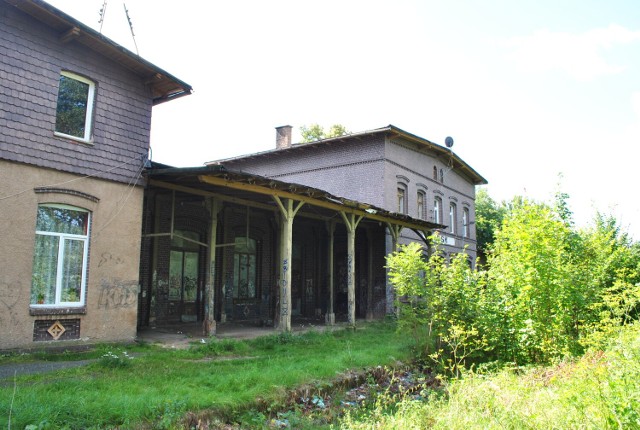 Projekt rewitalizacji linii kolejowej Gryfów Śląski - Mirsk- Świeradów Zdrój przewiduje także budowę wiat peronowych. Na razie dworzec w Mirsku to ruina.