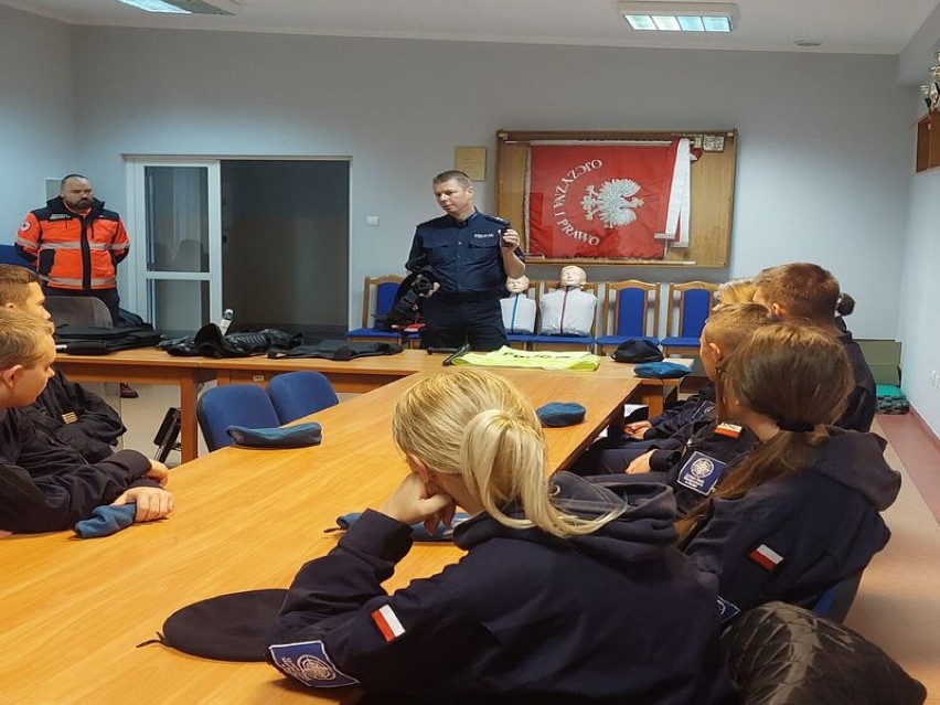 Komenda Powiatowa Policji w Pucku otworzyła swoje drzwi dla chętnych i ciekawych pracy policji: uczniów LSM w Pucku