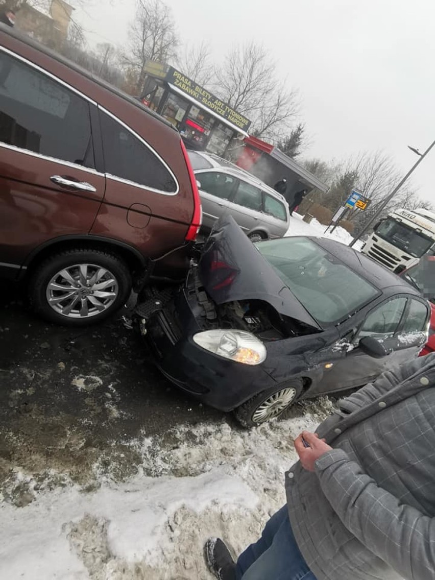 Na al. Zagłębia Dąbrowskiego zderzyły się trzy samochody...