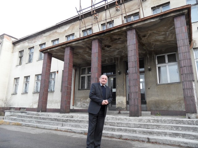 Likwidatorowi KZCP, Krzysztofowi Wronie udało się sprzedać budynek biurowca papierni