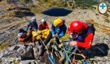 Tatry. Załóż kask na głowę idąc w góry. W takim tłumie mogą spadać kamienie 