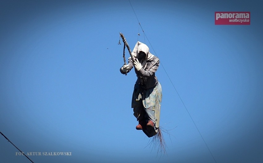 Czarownica lecąca nad wałbrzyską dzielnicą Podgórze