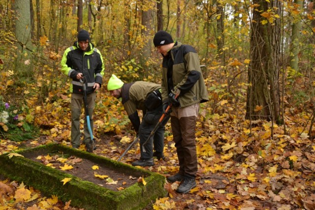 Archeolodzy z Pracowni Badań Historycznych i Archeologicznych POMOST w Poznaniu podczas przeprowadzania ekshumacji