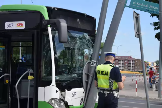 Do tego wypadku doszło około godziny 9:30 na ul. Wyszyńskiego. Kierowca autobusu miejskiego zamiast skręcić w lewo, pojechał prostu i uderzył w dwa słupy: energetyczny i sygnalizacji świetlnej.

Wideo jest pod trzecim zdjęciem.