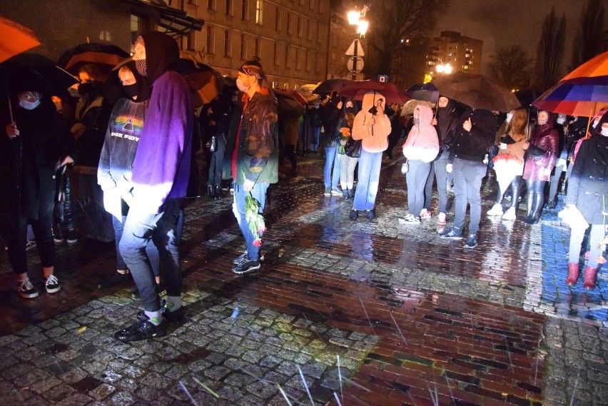 Protest w Bielsku-Białej. Deszcz nie przestraszył ludzi. Ulicami miasta przeszło około 2 tysiące osób