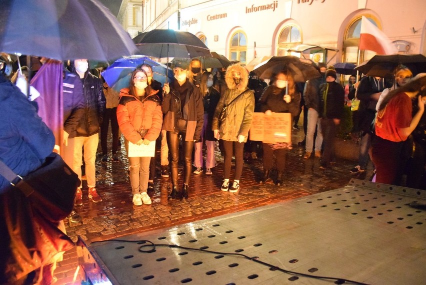 Protest w Bielsku-Białej. Deszcz nie przestraszył ludzi. Ulicami miasta przeszło około 2 tysiące osób