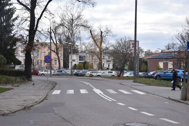 Przejście na ul. Żeromskiego w Malborku znajduje się tuż za zakrętem, przez co piesi nie widzą samochodów, a kierowcy przechodniów.