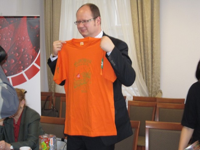 Na zdjęciu Prezydent Paweł Adamowicz prezentuje koszulkę w jakich będą chodzić wolontariusze WOŚP