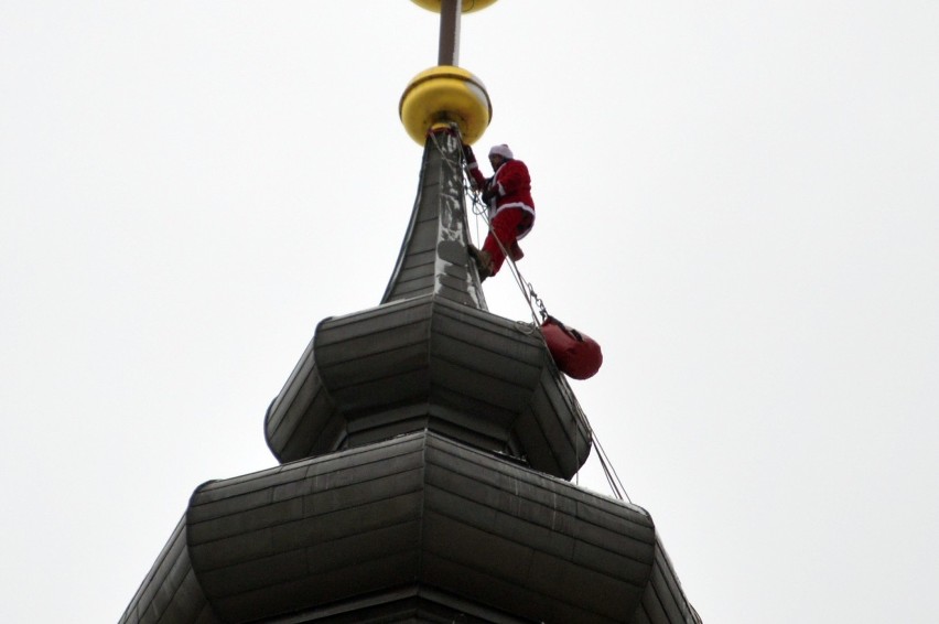 Święty Mikołaj wspiął się na wieżę ratuszową w Głogowie