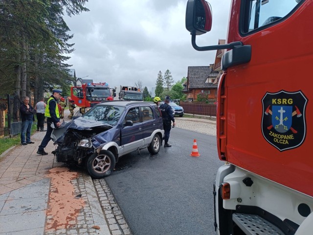 Na Oberconiówce doszło do poważnego wypadku. Samochód wjechał w drzewo. Dwie osoby zostały ranne