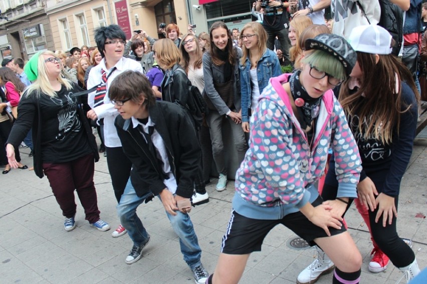 Flash mob "Gangnam Style" na ul. Półwiejskiej