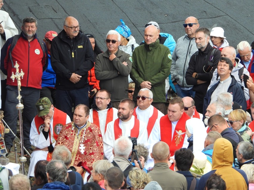 Uroczystość z okazji dnia Przewodników i Ratowników Górskich na śnieżce