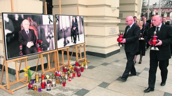 Prezydent miasta Ryszard Nowak z zastępcami zapalił znicze...