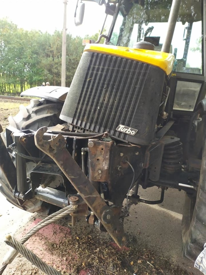 Wypadek w Mirowszczyźnie w gminie Rudniki. Pociąg uderzył w traktor. Jedna osoba ranna