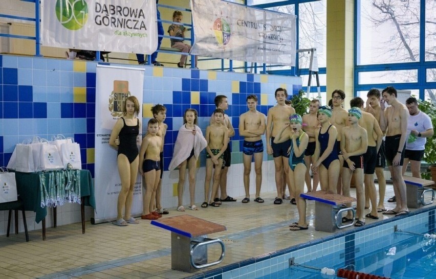 Tak wyglądała rekordowa lekcja pływania, w której w Dąbrowie...