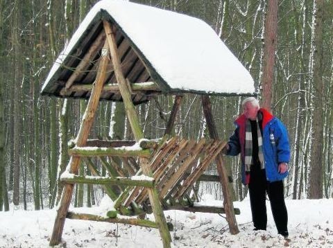 Łowczy rozpoczęli napełnianie paśników, aby zwierzęta miały co jeść na zimę