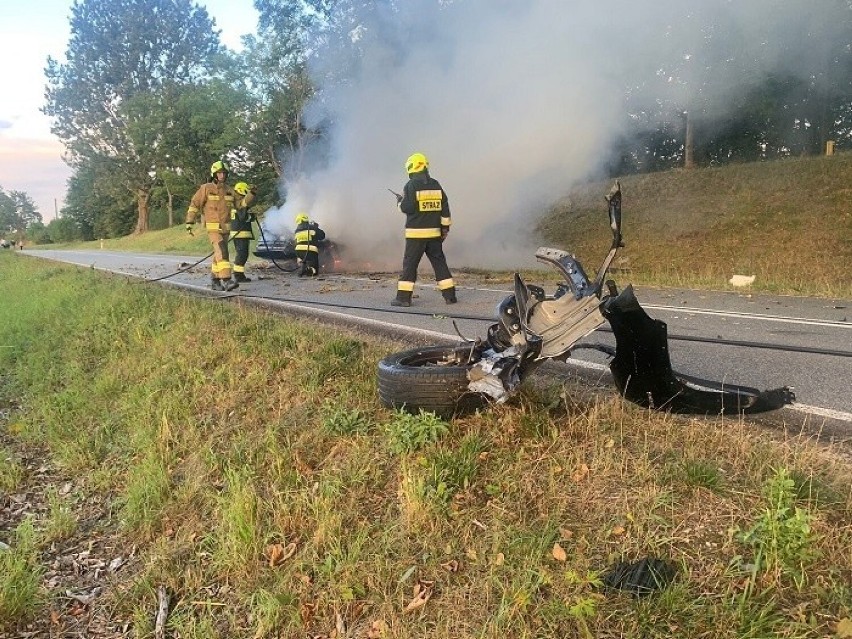 Szestno. Śmiertelny wypadek. Kierowca samochodu osobowego Toyota Rav 4 uderzył w drzewo. Pojazd stanął w płomieniach. 12.09.2022 r.