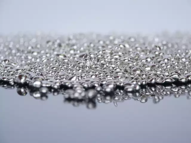 Ze srebra katodowego o zawartości Ag powyżej 99,99 procent produkowane jest srebro metaliczne w postaci granulatu