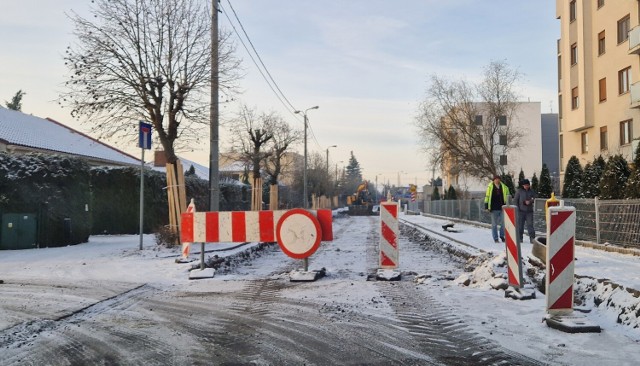 Drugi etap prac przy remoncie ulicy Dożynkowej w Lesznie. Utrudnienia potrwają do wiosny