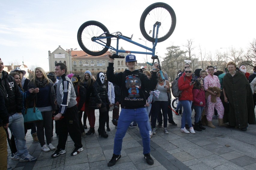 Harlem Shake w Legnicy, tak tańczyła młodzież na Placu Słowiańskim, zobaczcie zdjęcia