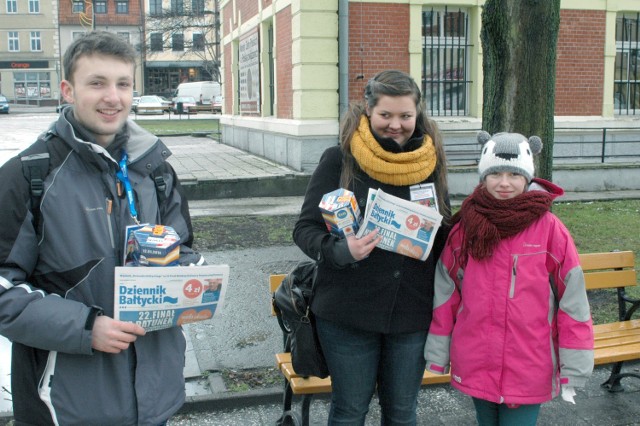 Wolontariusze: Kacper oraz dwie Natalie ze specjalnym wydaniem Dziennika Bałtyckiego