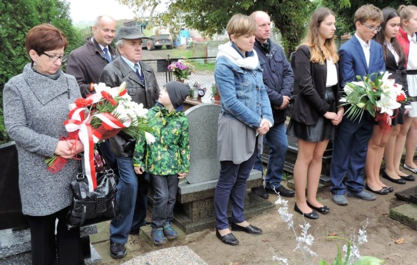 Mieszkańcy Dąbrowy uczcili pamięć żołnierza, który poległ nad Bzurą [zdjęcia]